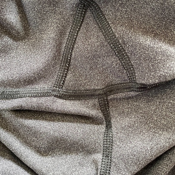 Lululemon Speed Up  Luxtreme 7/8 Tight Legging in Heathered Black, Size 6 - Picture 14 of 14